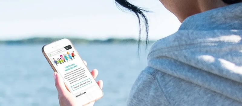 1040x500-reference_healthvillage_woman_winth_phone_in_hand