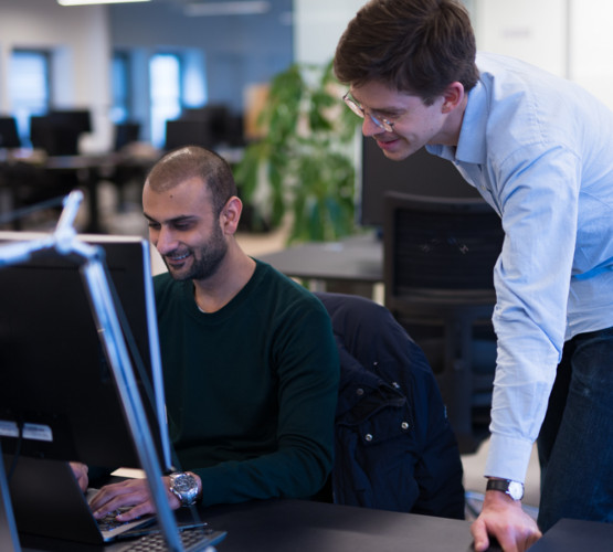 ksp-l-555x500-managedcloudservice_it_colleagues_checking__collaborating_pc