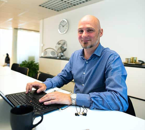 ksp---l---555x500-cloud-meeting-person-with-pc-office-light