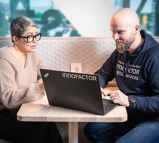 ksp-555x500-kuopio-people-looking-at-a-laptop