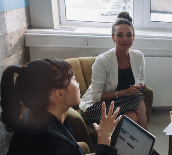 ksp-l-555x500-projectmanagementsolutions_woman_discussing_with_team