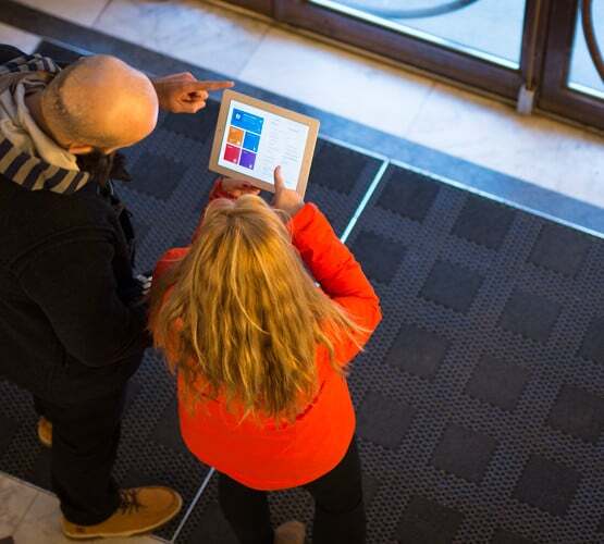ksp-l-555x500_digital_customer_servicemarketing_woman_and_man_checking_ipad