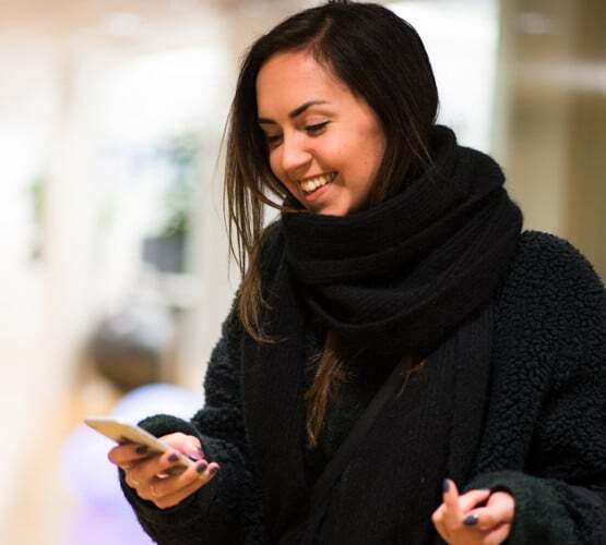 ksp-l-555x500_digital_customer_servicemarketing_woman_checking_phone