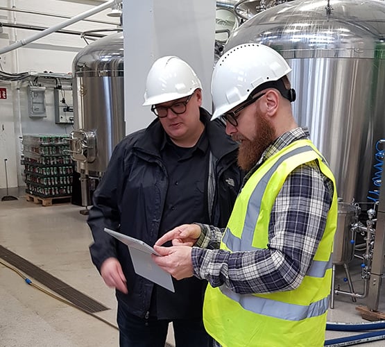ksp-l-555x500_manufacturing_two_men_with_tablet