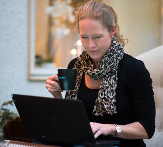 ksp-l-555x500_references_rapala_women_with_pc_and_mug