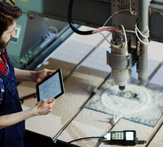 ksp-l-555x500_serviceindustry_tablet_in_hands_manufacture_line